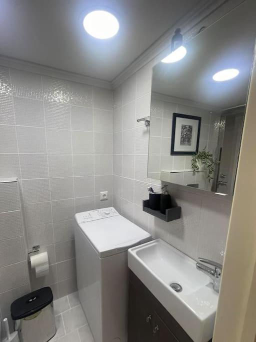 Studio In The Center, 2 Mins From The Beach لوتراكي المظهر الخارجي الصورة