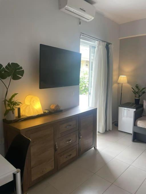 Studio In The Center, 2 Mins From The Beach لوتراكي المظهر الخارجي الصورة