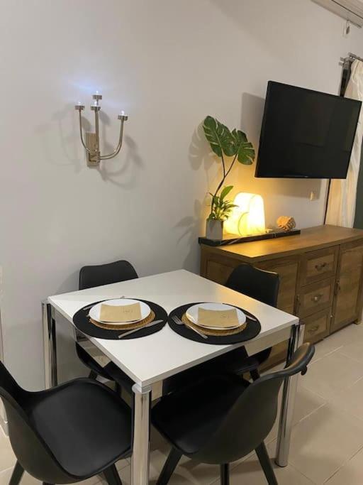 Studio In The Center, 2 Mins From The Beach لوتراكي المظهر الخارجي الصورة